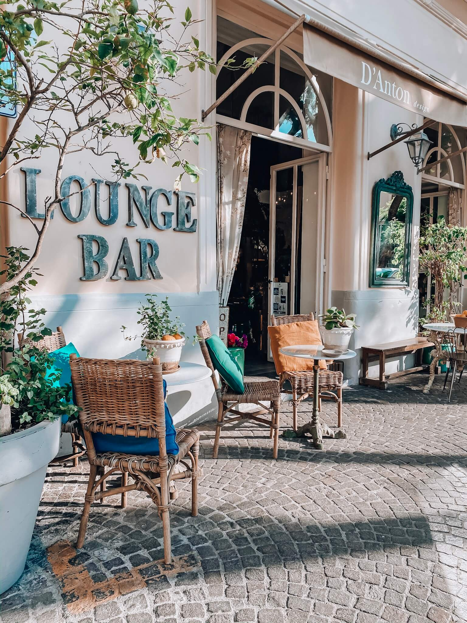 Bar lounge dans le centre-ville de Sorrente sur la côte Amalfitaine en Italie