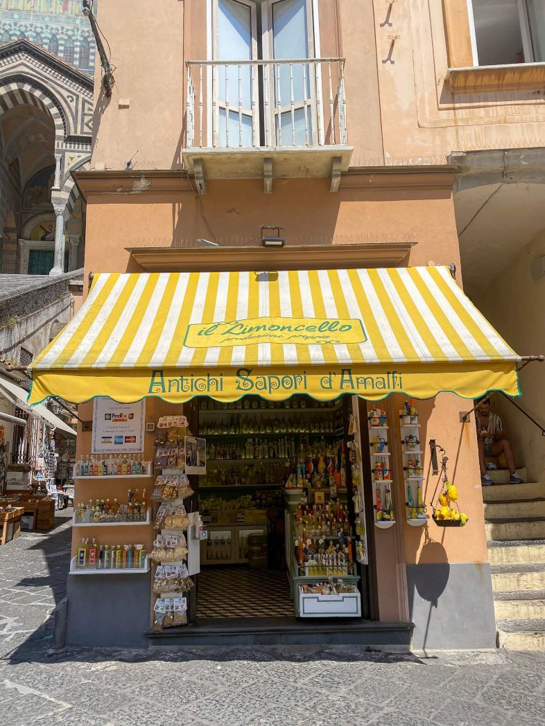 Une boutique de limoncello à Amalfi sur la côte Amalfitaine en Italie