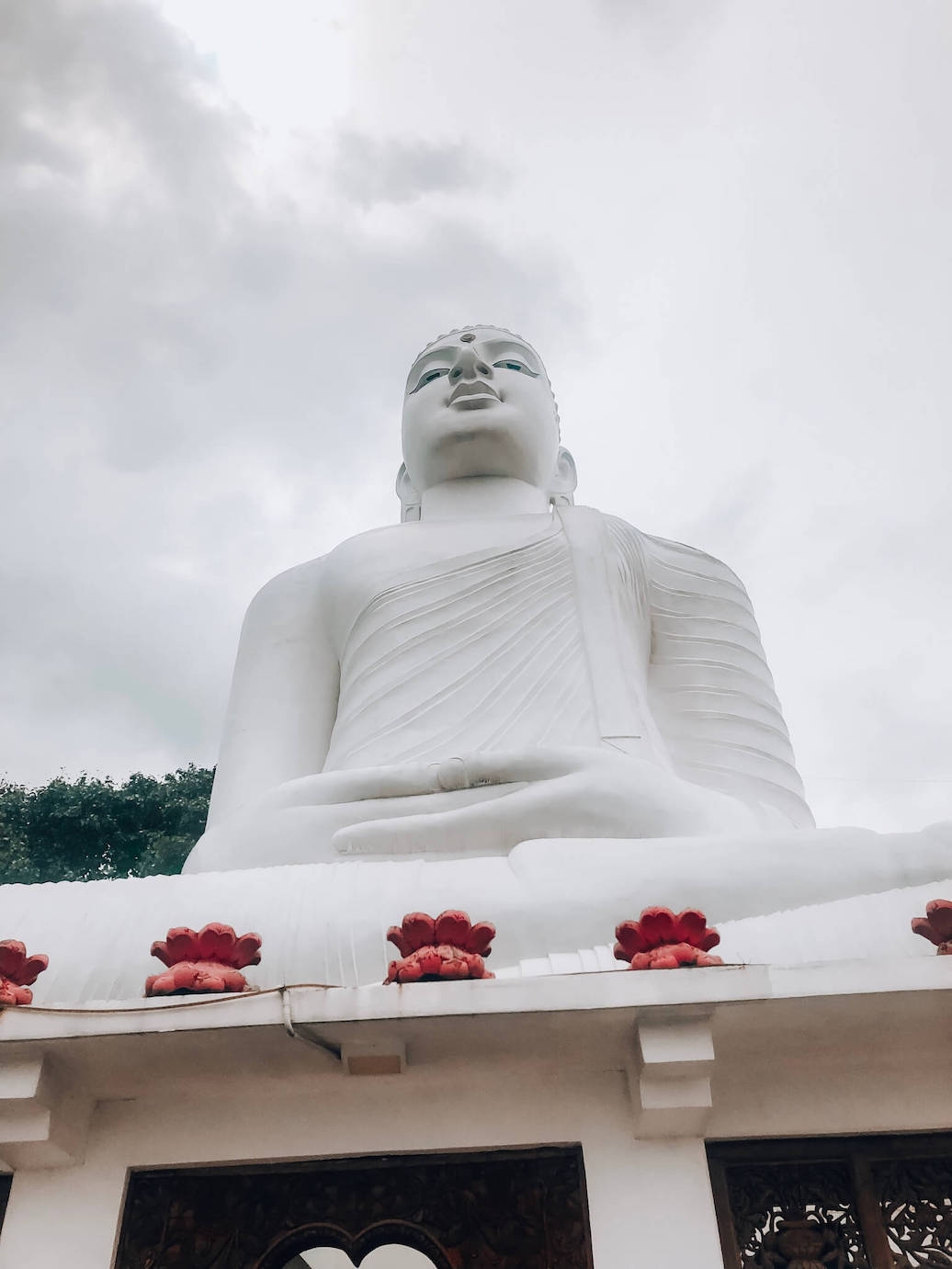 Bahiravokanda Vihara Buddha Statue (ou le Bouddha blanc) au Sri Lanka