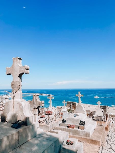 Vue sur la mer depuis le cimetière marin de Sète