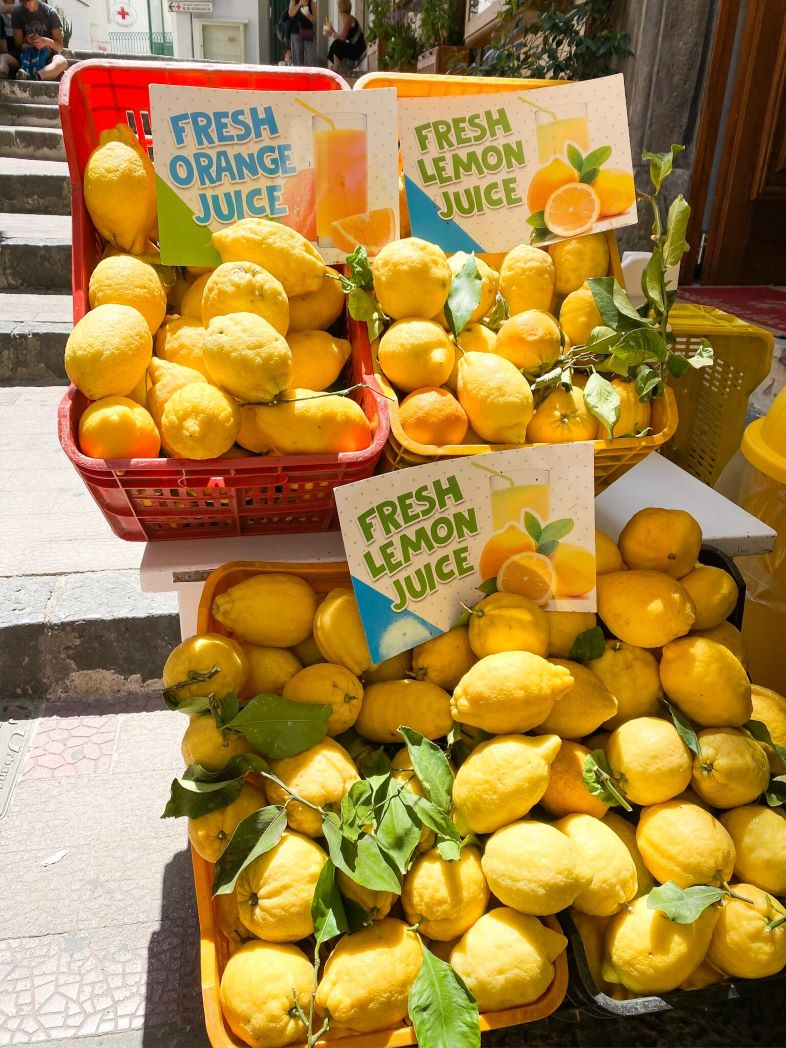 Un stand de citrons à Amalfi sur la côte Amalfitaine en Italie