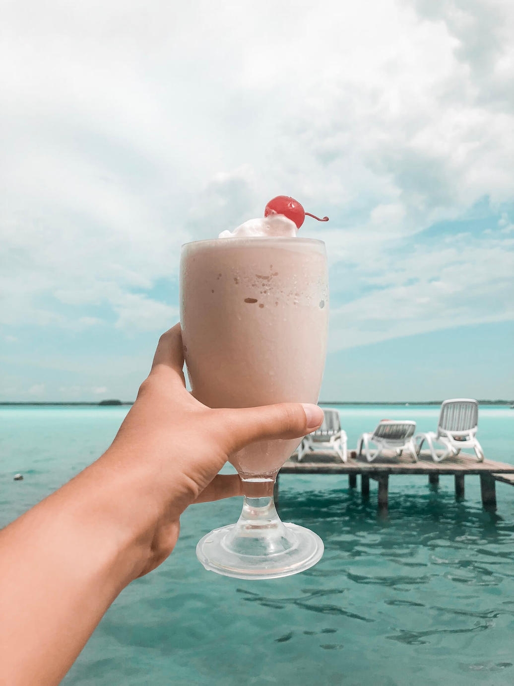Cocktail dans la lagune de Bacalar au Mexique