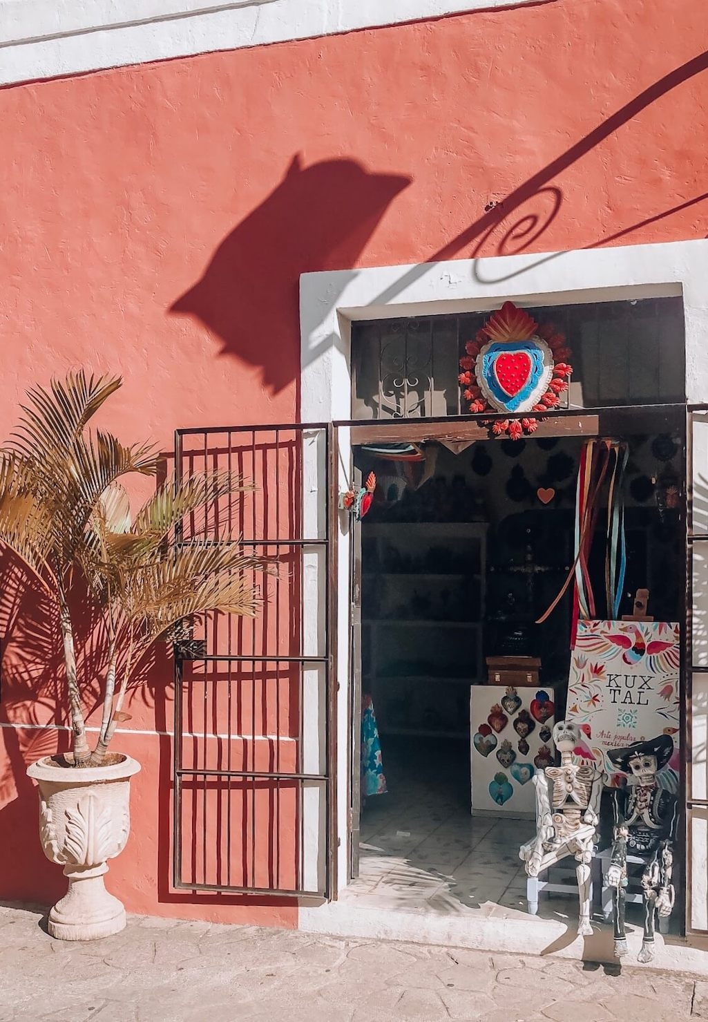 Devanture colorée d&#039;une boutique à Valladolid au Mexique