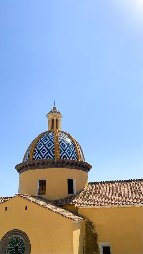 Eglise dans le centre-ville de Praiano sur la côte Amalfitaine en Italie