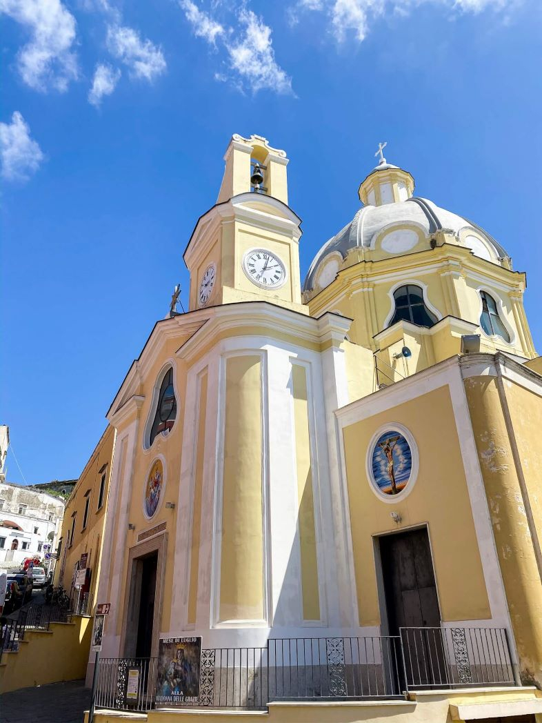 Eglise dans le centre de Procida en Italie