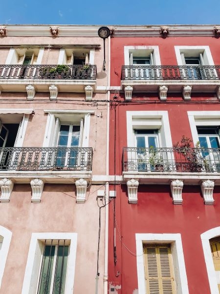 Les façades colorées des maisons à Sète