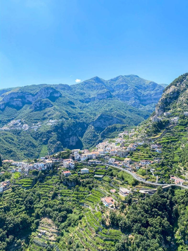 Vue sur la ville de Ravello sur la côte Amalfitaine en Italie