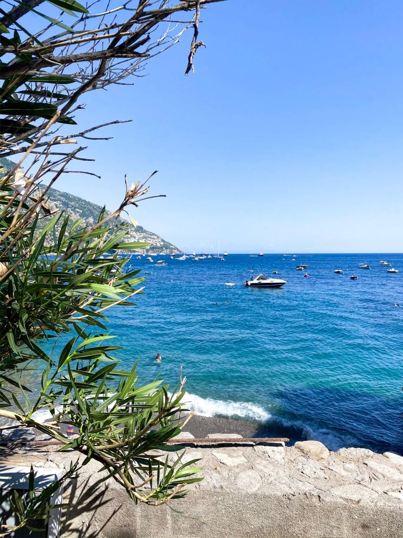 Vue sur la plage de Fornillo à Positano sur la côte Amalfitaine en Italie