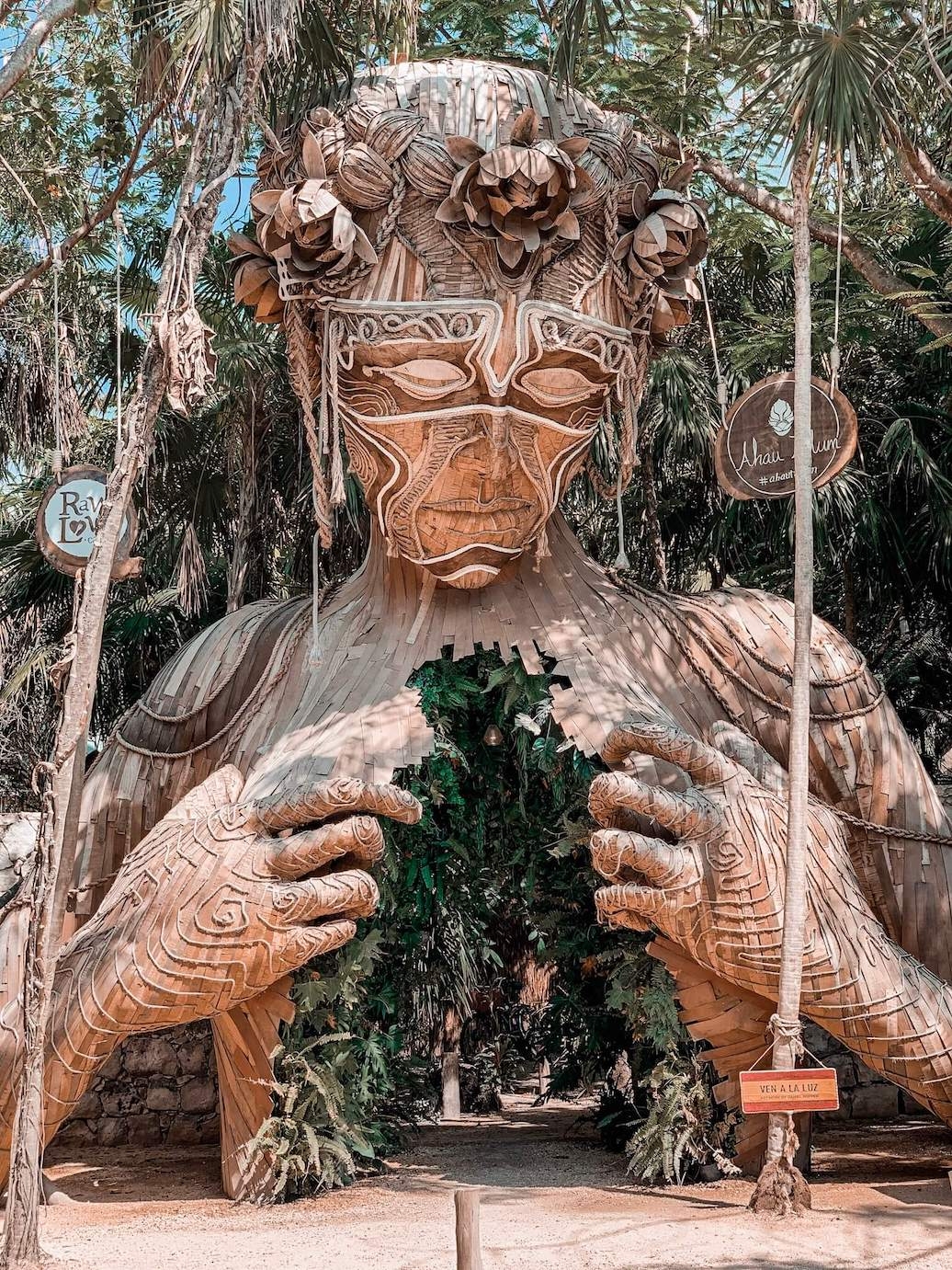 Sculpture en bois dans les rues de Tulum au Mexique