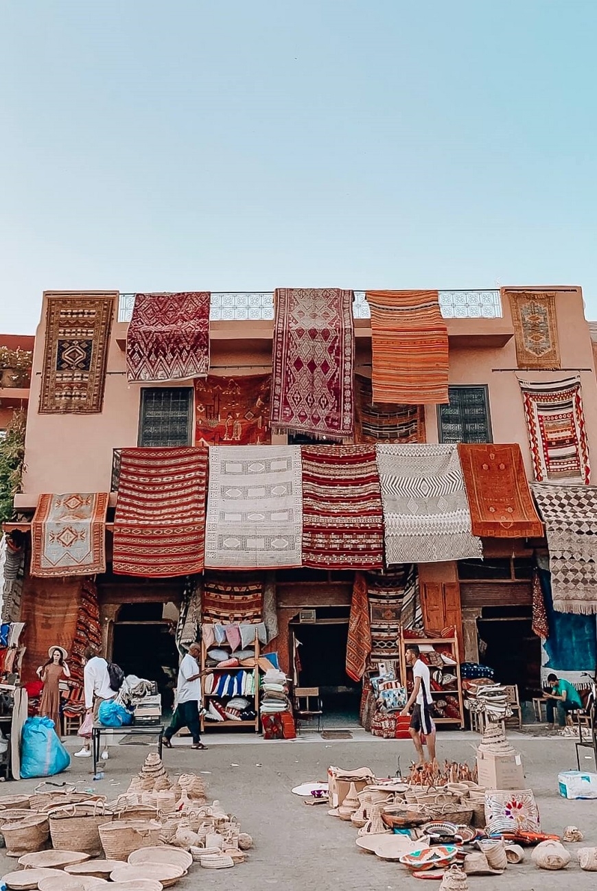 Souk de Marrakech au stand tapis