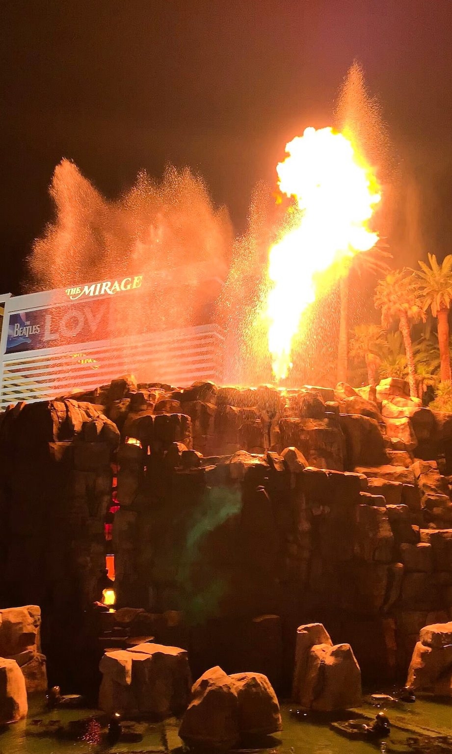 Spectacle de feu à l&#039;hotel Le Mirage sur le Strip de Las Vegas