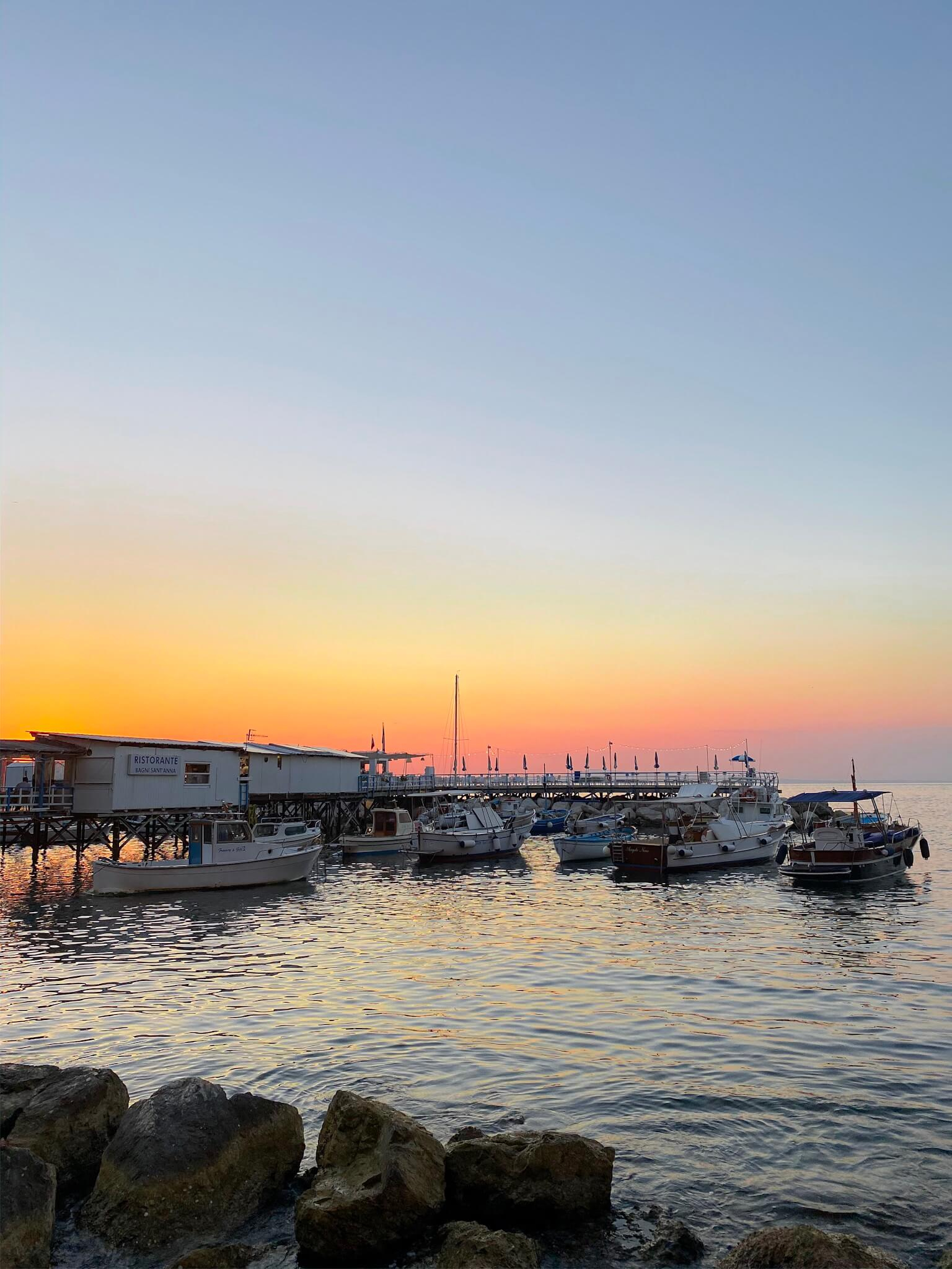 Sunset à la Marina Grande à Sorrente sur la côte Amalfitaine en Italie