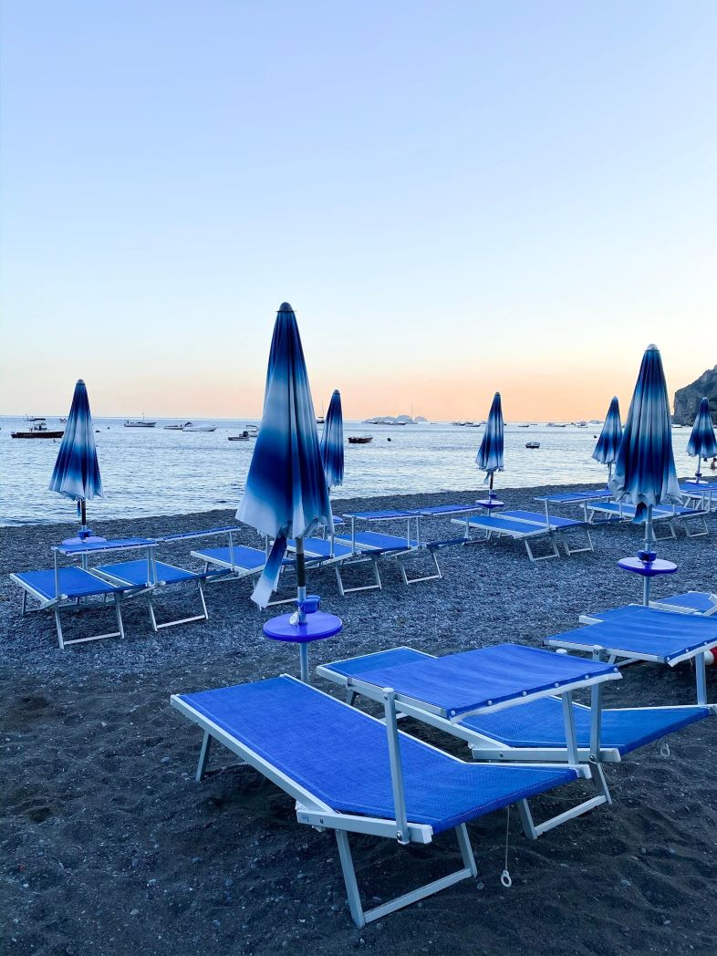 Sunset sur la Spiaggia Grande à Positano sur la côte Amalfitaine en Italie
