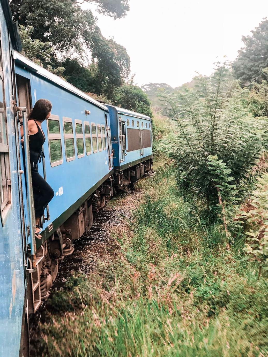 Train bleu typique du Sri Lanka