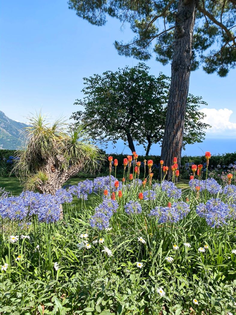 Jardin fleuri de la Villa Cimbrone à Ravello sur la côte Amalfitaine