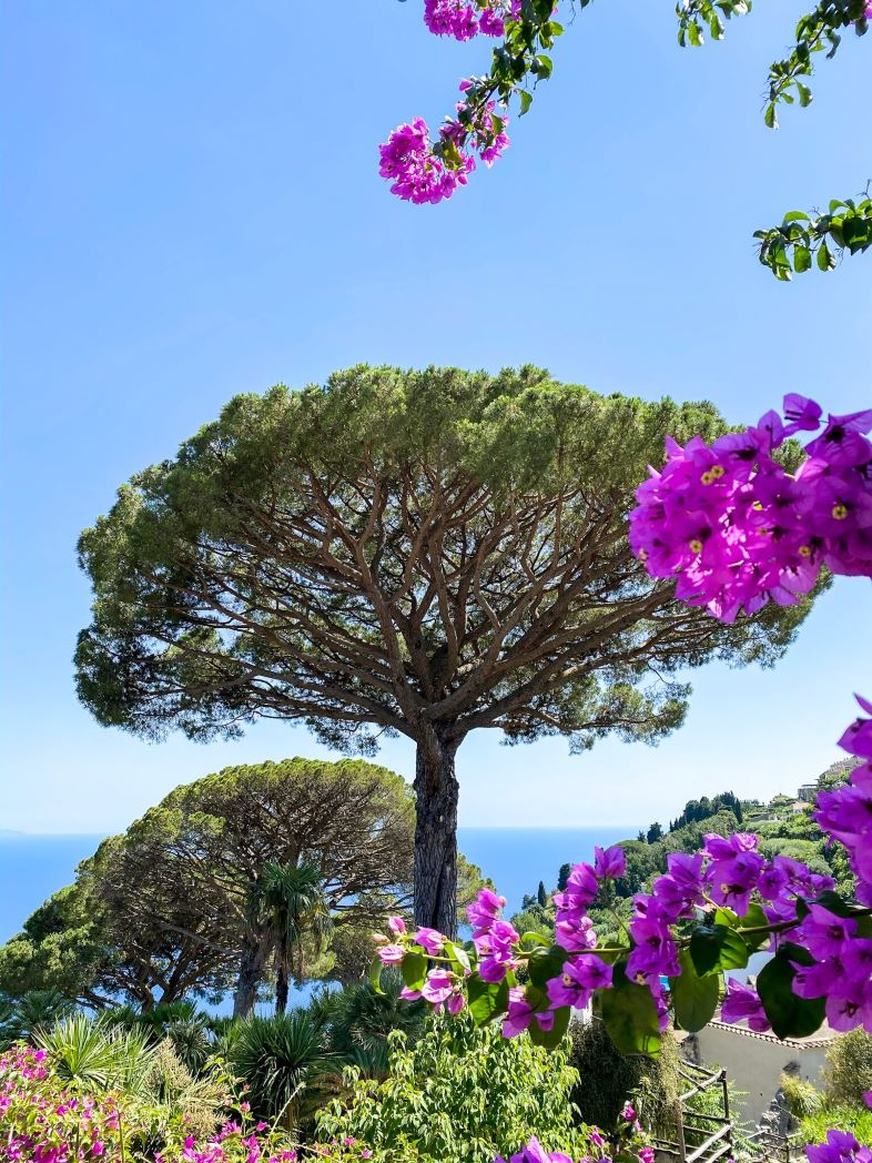 Vue depuis la Villa Rafulo à Ravello sur la côte Amalfitaine