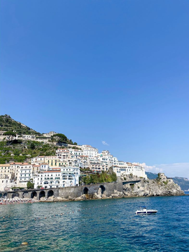 Vue sur Amalfi sur la côte Amalfitaine en Italie