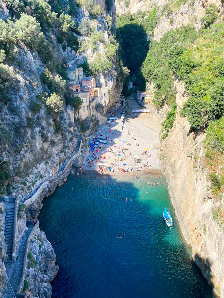 Vue sur le Fiordo di Furore sur la côte Amalfitaine en Italie