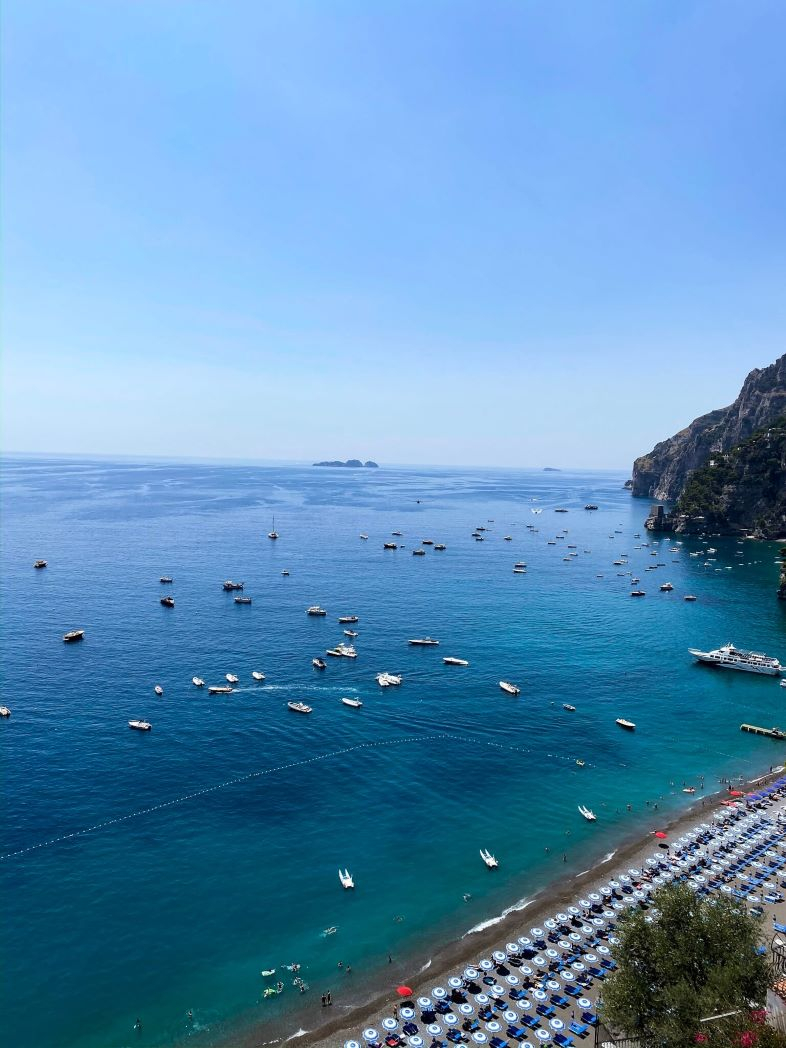 Vue sur la Spiaggia Grande à Positano sur la côte Amalfitaine en Italie