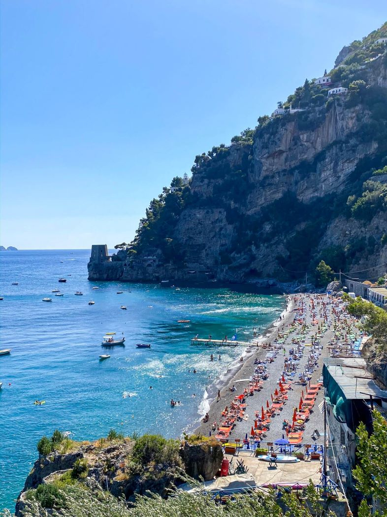 Vue sur la plage de Fornillo à Positano sur la côte Amalfitaine en Italie