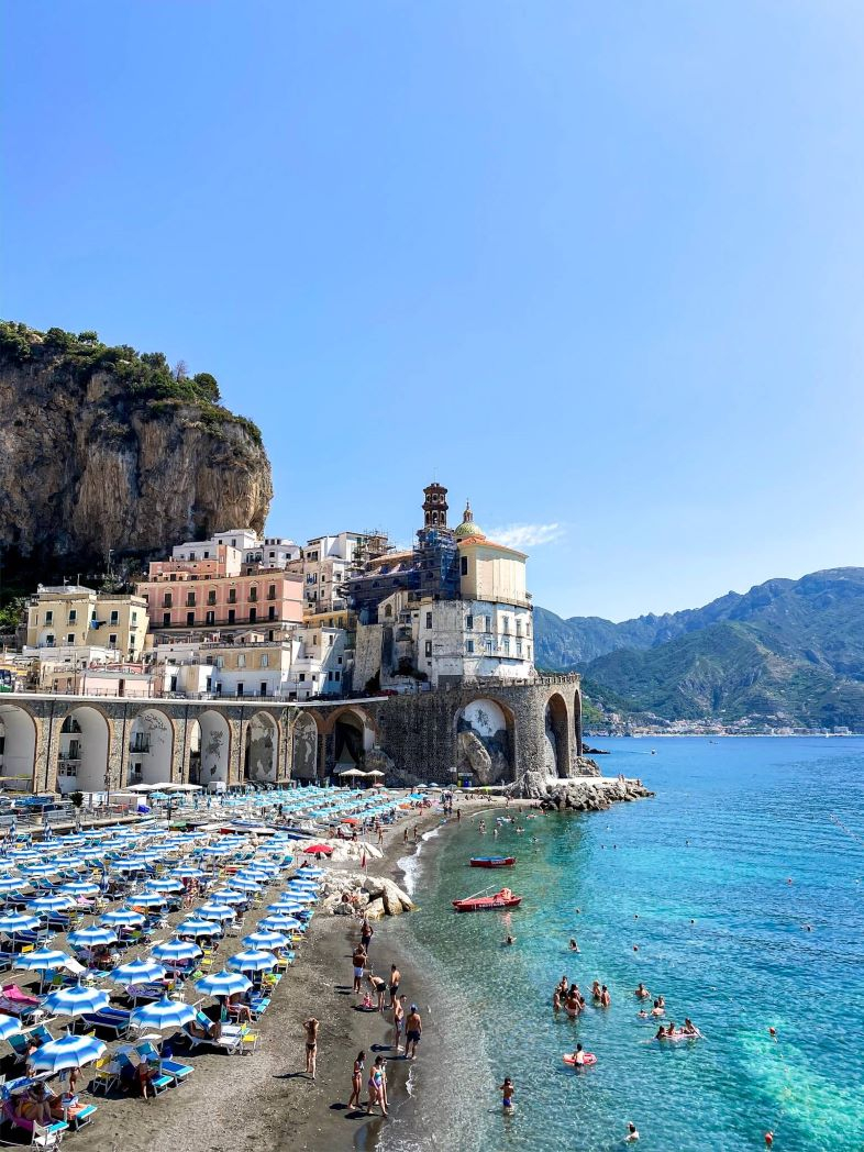 Vue sur la ville d&#039;Atrani sur la côte Amalfitaine en Italie